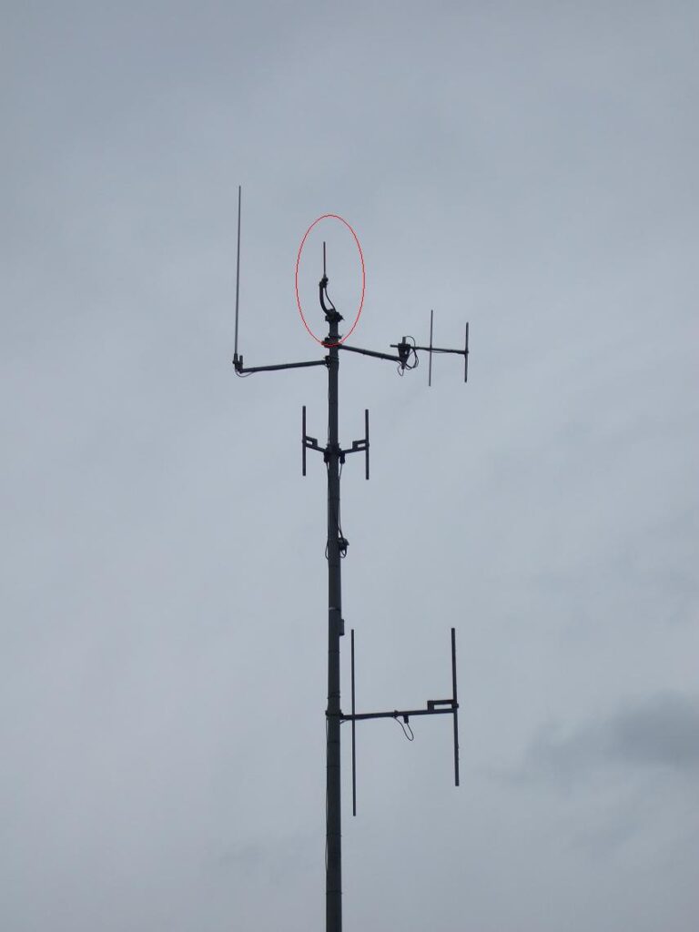 Mast mit provisorischer Antenne_n