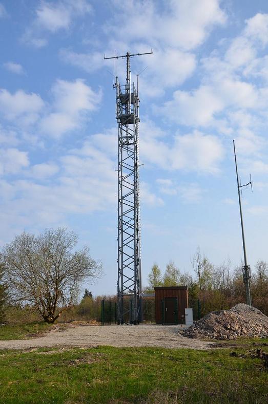 Mast mit Antennen_033